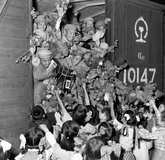 1954年，中國人民志愿軍歸國部隊抵達安東（今遼寧丹東），受到少先隊員的熱烈歡迎。新華社記者 王純德攝