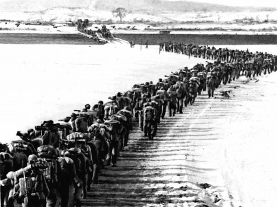 1950年，美帝國主義把侵略的戰(zhàn)火燒到了鴨綠江邊。為保家衛(wèi)國，中國人民的優(yōu)秀兒女組織起志愿軍，跨過鴨綠江，與朝鮮軍民一道英勇打擊美國侵略軍。新華社發(fā)（資料照片）