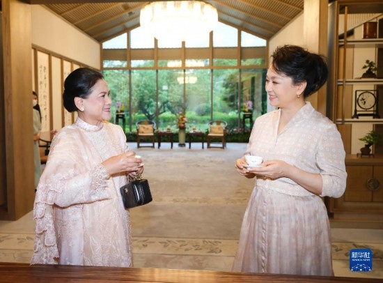  7月27日下午，國家主席習近平夫人彭麗媛在四川成都會見陪同印度尼西亞總統(tǒng)佐科來華出席第31屆世界大學生夏季運動會開幕式并訪華的總統(tǒng)夫人伊莉亞娜。這是彭麗媛邀請伊莉亞娜觀看茶藝表演，并同伊莉亞娜親切茶敘。新華社記者 丁林 攝