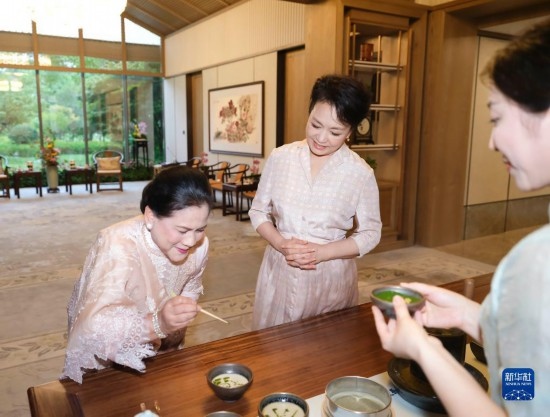 7月27日下午，國家主席習近平夫人彭麗媛在四川成都會見陪同印度尼西亞總統(tǒng)佐科來華出席第31屆世界大學生夏季運動會開幕式并訪華的總統(tǒng)夫人伊莉亞娜。這是彭麗媛邀請伊莉亞娜觀看茶藝表演，并同伊莉亞娜親切茶敘。新華社記者 丁林 攝