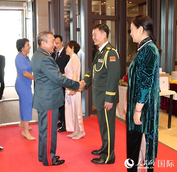 國防武官胡德君大校迎接賓客。人民網(wǎng)記者李強(qiáng)攝