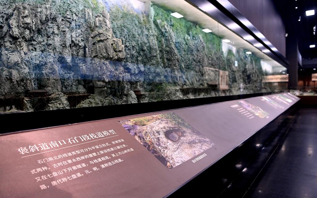 近日拍攝的陜西省漢中市博物館褒斜古棧道陳列室。新華社記者 劉瀟 攝