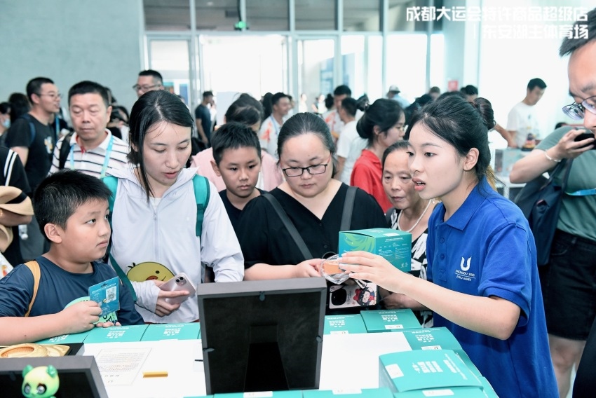 在特許商品零售店挑選“蓉寶”的顧客。人民網(wǎng)記者 朱虹攝