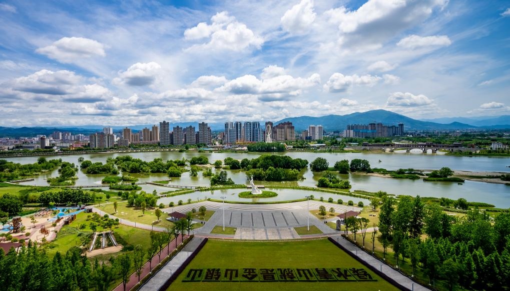 4月30日拍攝的天漢濕地公園景色。新華社發(fā)（李偉 攝）