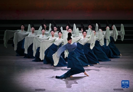 7月29日，演員在聯(lián)歡會現(xiàn)場表演《只此青綠》。新華社記者 蔡湘鑫 攝