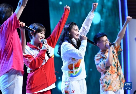 7月29日，中國運(yùn)動員張家齊（左二）在聯(lián)歡會現(xiàn)場演唱。新華社記者 張端 攝