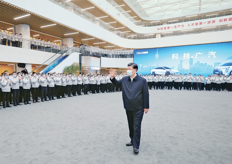 2023年4月10日至13日，中共中央總書記、國家主席、中央軍委主席習近平在廣東考察。這是12日下午，習近平在廣汽研究院向職工們揮手致意。 新華社記者 鞠鵬/攝