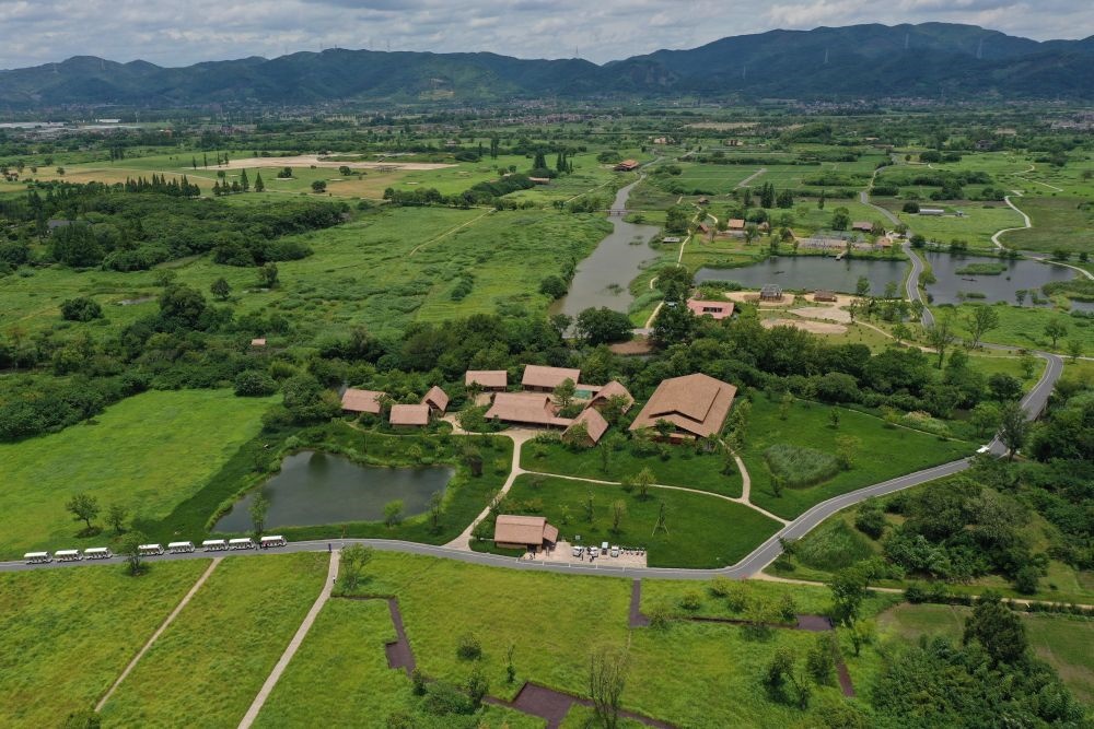 這是在浙江省杭州市余杭區(qū)拍攝的良渚古城遺址公園（2022年7月6日攝，無(wú)人機(jī)照片）。新華社記者 黃宗治 攝