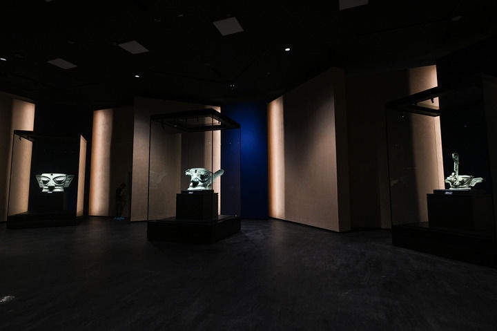 7月26日在三星堆博物館新館拍攝的展品。新華社記者 王曦 攝