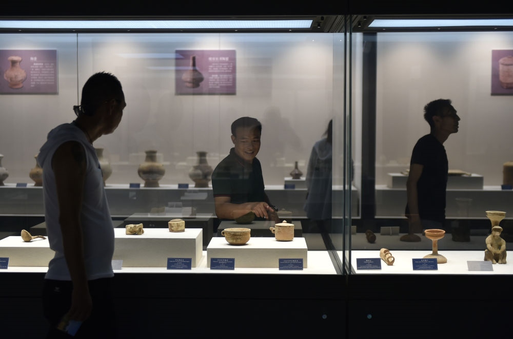 游人在廣西合浦縣漢代文化博物館內(nèi)參觀（2019年5月24日攝）。新華社記者 魯鵬 攝