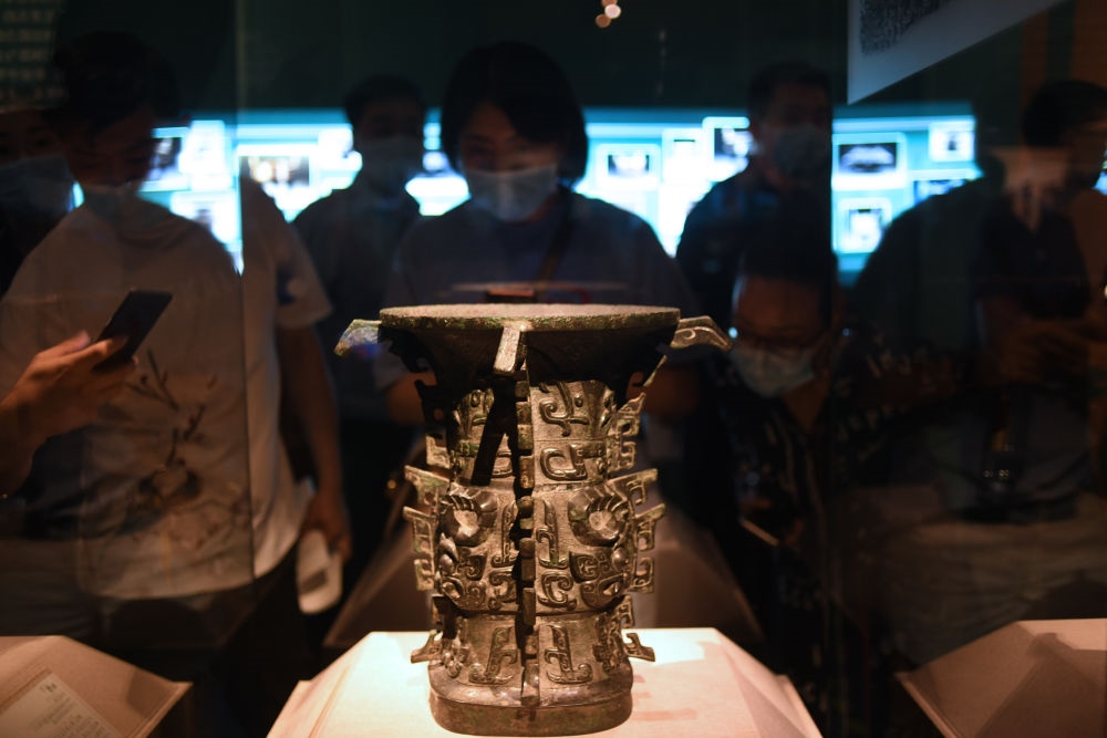 觀眾在北京中國(guó)國(guó)家博物館“宅茲中國(guó)——寶雞出土青銅器與金文精華”展上參觀西周早期禮器何尊（2020年8月14日攝）。新華社記者 金良快 攝