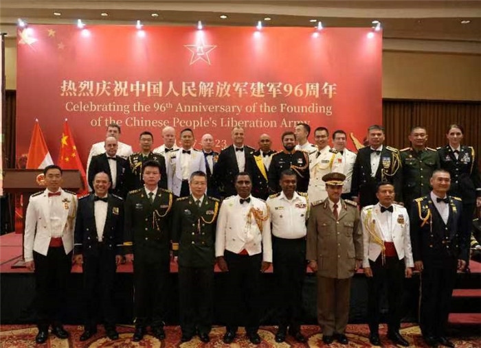 圖為徐勝武官與參加招待會(huì)的各國武官、武官處代表合影。中國駐印度尼西亞使館供圖