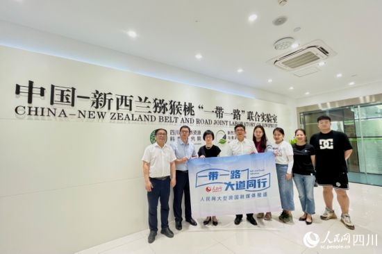 采訪團走進中國-新西蘭獼猴桃“一帶一路”聯(lián)合實驗室。人民網(wǎng)記者 朱虹攝