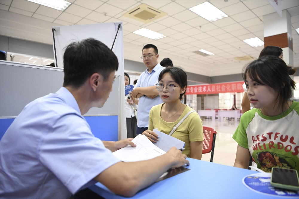 2023年7月29日，“揚(yáng)就業(yè)之帆，啟夢(mèng)想之旅”2023年寧夏（銀川）離校未就業(yè)高校畢業(yè)生招聘會(huì)在寧夏（銀川）人力資源服務(wù)產(chǎn)業(yè)園舉行。求職者（右）在招聘會(huì)現(xiàn)場(chǎng)與用人單位交流。新華社記者 馮開華 攝