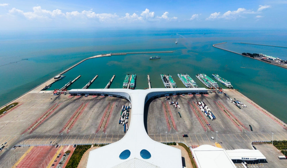 廣東省湛江市徐聞港風(fēng)光（2023年5月26日攝，無(wú)人機(jī)照片）。徐聞港是瓊州海峽北岸最主要的客貨運(yùn)輸港口，是連接粵港澳大灣區(qū)與海南自由貿(mào)易港的重要港口。新華社記者 鄧華 攝