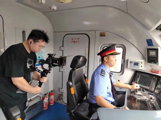 記者采訪中歐班列（成都）首發(fā)司機仲俊斕。成都機務(wù)段供圖