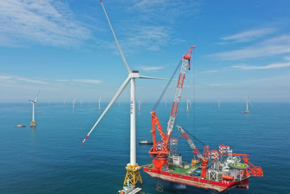 2023年6月28日拍攝的全球首臺(tái)16兆瓦海上風(fēng)電機(jī)組吊裝現(xiàn)場(chǎng)（無(wú)人機(jī)照片）。新華社記者 林善傳 攝