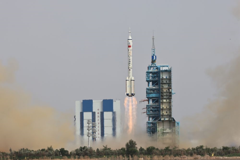 2023年5月30日，搭載神舟十六號(hào)載人飛船的長(zhǎng)征二號(hào)F遙十六運(yùn)載火箭在酒泉衛(wèi)星發(fā)射中心點(diǎn)火發(fā)射。新華社記者 李剛 攝
