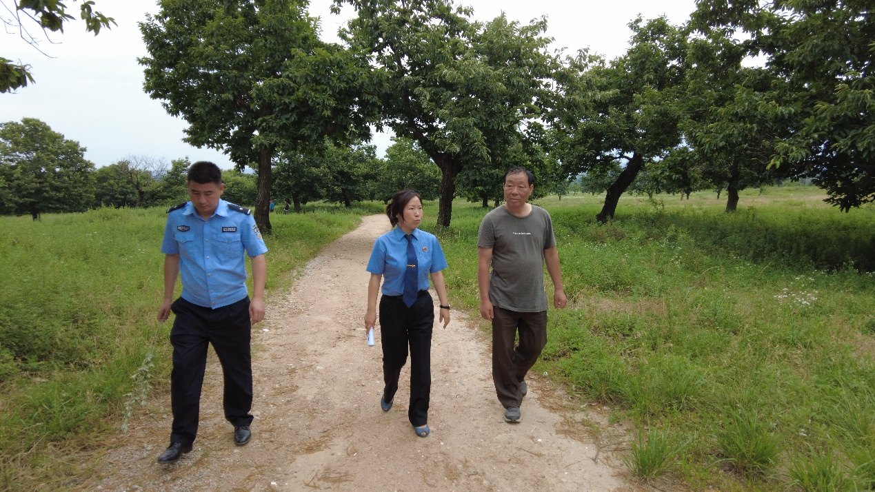 惠琳琳一行向當(dāng)?shù)卮迕窳私獍謇豕艠淙罕Ｗo(hù)情況。人民網(wǎng) 黨童攝