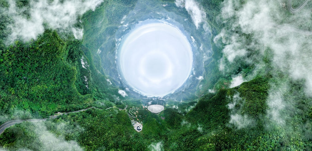 6月22日拍攝的“中國天眼”全景（維護保養(yǎng)期間拍攝，無人機全景拼接照片）。新華社記者 歐東衢 攝