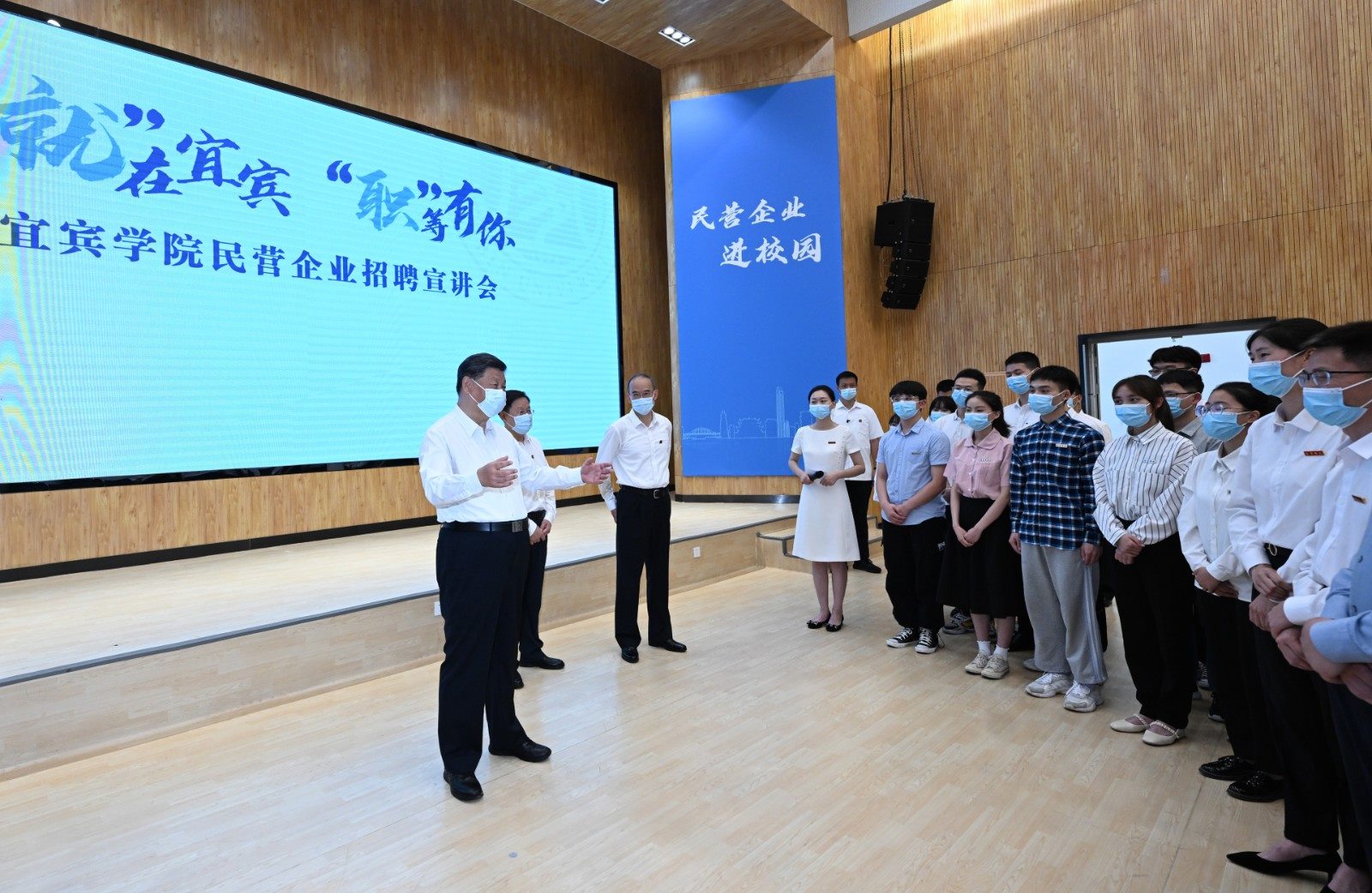2022年6月8日，習近平總書記在四川考察。這是8日下午，總書記在宜賓學院考察時，向正在參加企業(yè)招聘宣講會的教師、學生、企業(yè)負責人了解企業(yè)招工需求和畢業(yè)生簽約率等情況。