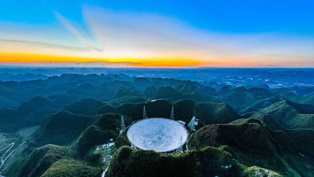 2022年7月21日，霞光中的“中國天眼”（維護保養(yǎng)期間拍攝）。新華社記者 歐東衢 攝
