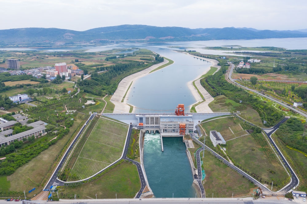 這是2021年5月20日在河南省南陽市淅川縣拍攝的南水北調(diào)中線工程陶岔渠首（無人機照片）。新華社記者 才揚 攝