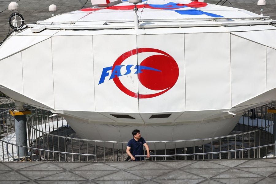 2022年8月25日，F(xiàn)AST運行和發(fā)展中心常務(wù)副主任、總工程師姜鵬在饋源艙前（維護保養(yǎng)期間拍攝）。新華社記者 歐東衢 攝