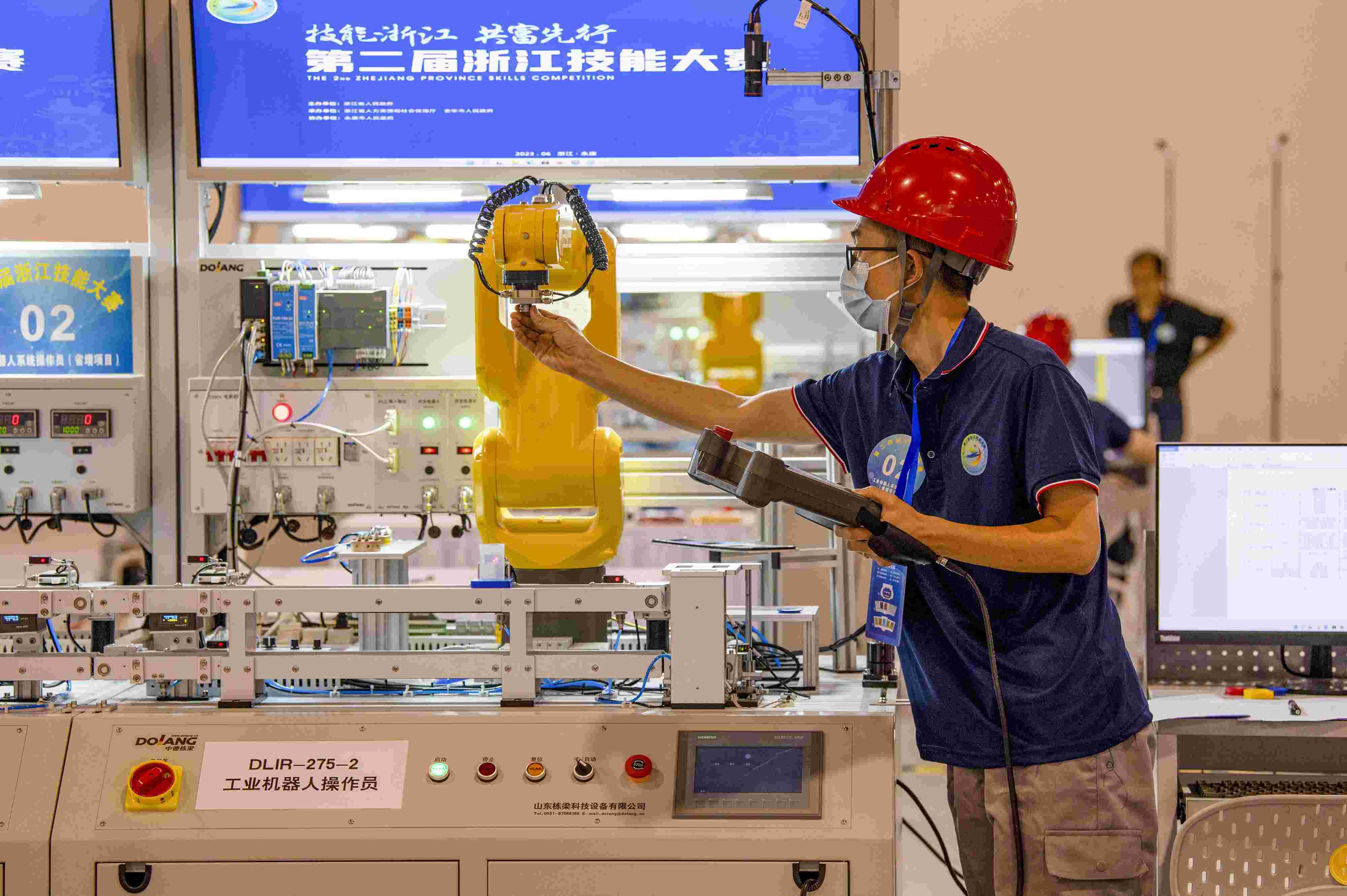 2023年6月19日，第二屆浙江技能大賽在永康市國際會展中心舉行。參賽選手在進行工業(yè)機器人系統(tǒng)操作員項目比賽。