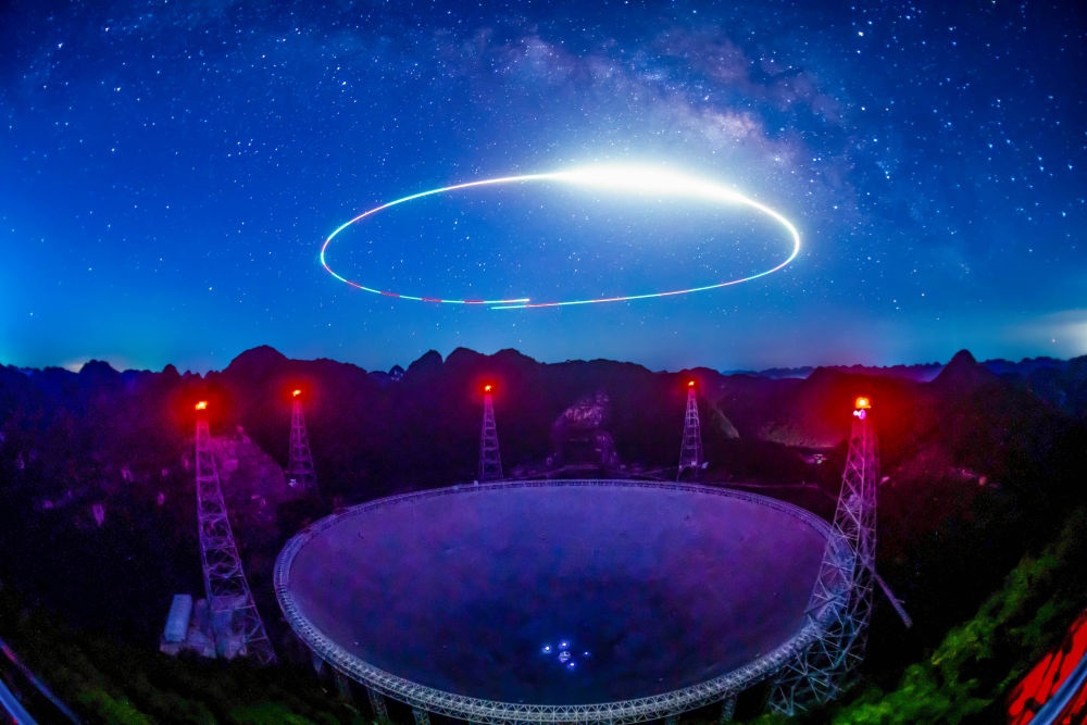 2022年7月24日拍攝的“中國天眼”夜景（維護保養(yǎng)期間拍攝，無人機光繪）。新華社記者 歐東衢 攝