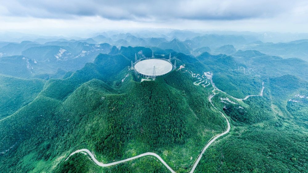 7月26日拍攝的“中國天眼”全景（維護保養(yǎng)期間拍攝）。新華社記者 歐東衢 攝