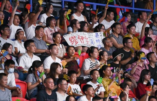 7月31日，觀眾在比賽中為中國隊(duì)吶喊助威。當(dāng)日，在成都舉行的第31屆世界大學(xué)生運(yùn)動(dòng)會(huì)排球女子預(yù)賽B組比賽中，中國隊(duì)以3:0戰(zhàn)勝阿根廷隊(duì)。新華社記者 陳澤國 攝