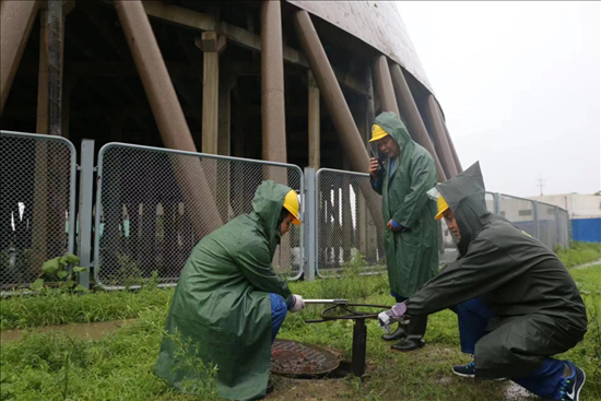 華能北京熱電廠員工操作排水閥降低水塔水位。 受訪者供圖