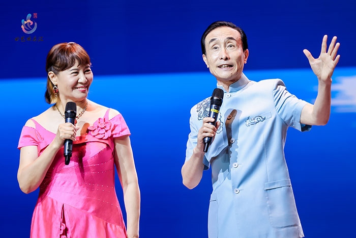 小品表演藝術(shù)家鞏漢林、金珠在演出現(xiàn)場(chǎng)。主辦方供圖