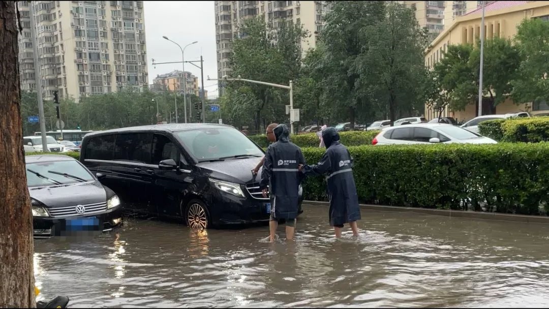 中國太保產(chǎn)險北京分公司及時處理被淹車輛。受訪者供圖