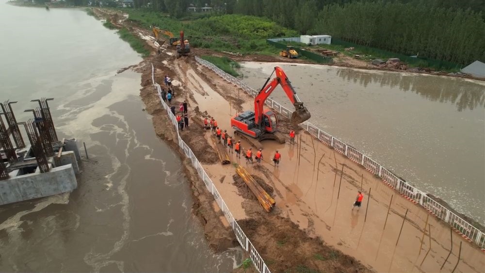 中部戰(zhàn)區(qū)陸軍第82集團軍“鐵軍旅”官兵在河北省高碑店市白溝河任務區(qū)加固岸堤（8月2日攝）。新華社發(fā)（鄧青華 攝）