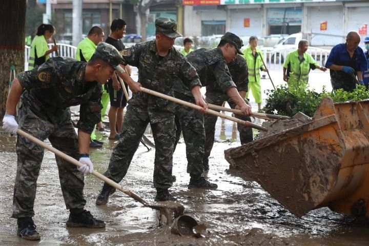 武警河北總隊保定支隊官兵在涿州市城西107國道沿線清理淤泥（8月5日攝）。新華社發(fā)（王紅強 攝）