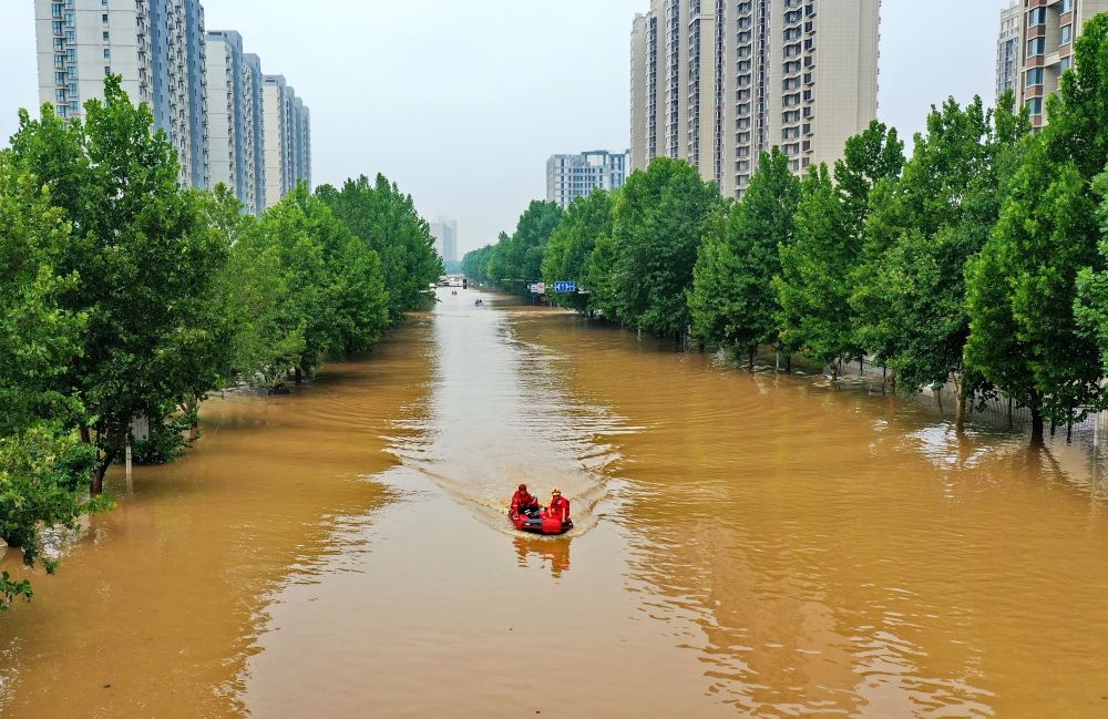 救援人員在河北省涿州市市區(qū)乘坐沖鋒舟前去轉移受災群眾（8月2日攝，無人機照片）。新華社記者 牟宇 攝