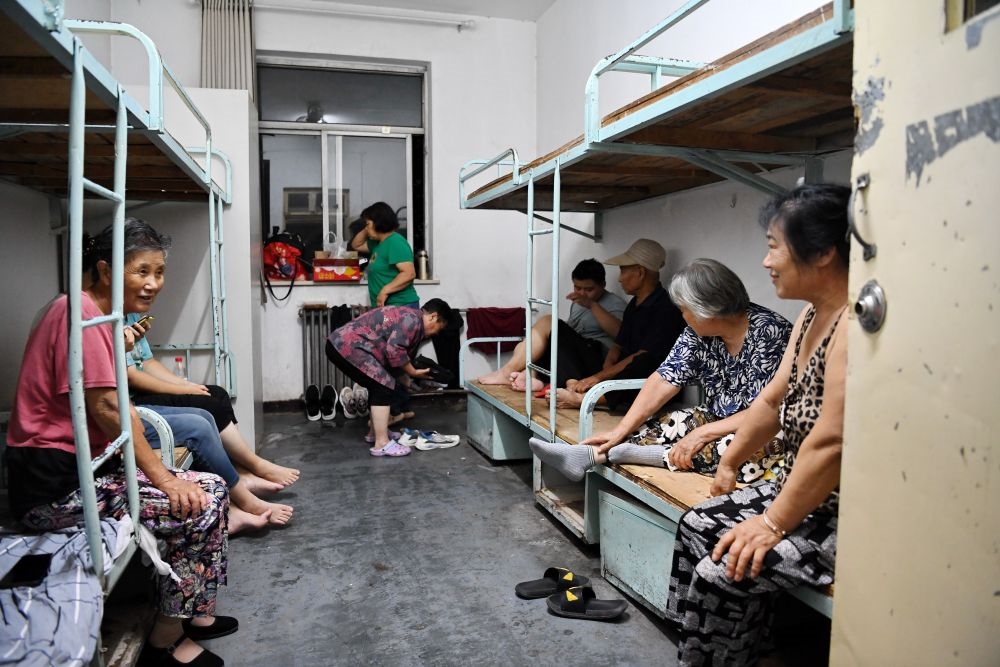 群眾在河北省涿州市職教中心安置點內休息（8月1日攝）。新華社記者 牟宇 攝