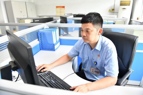 工作中的康凱。航空工業(yè)沈飛供圖
