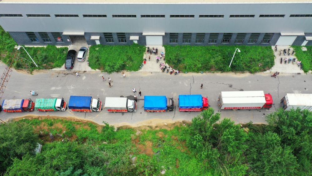 在河北省涿州市鋼研物資儲備點外，運送物資的車輛排起長隊（8月5日攝，無人機照片）。新華社記者 牟宇 攝