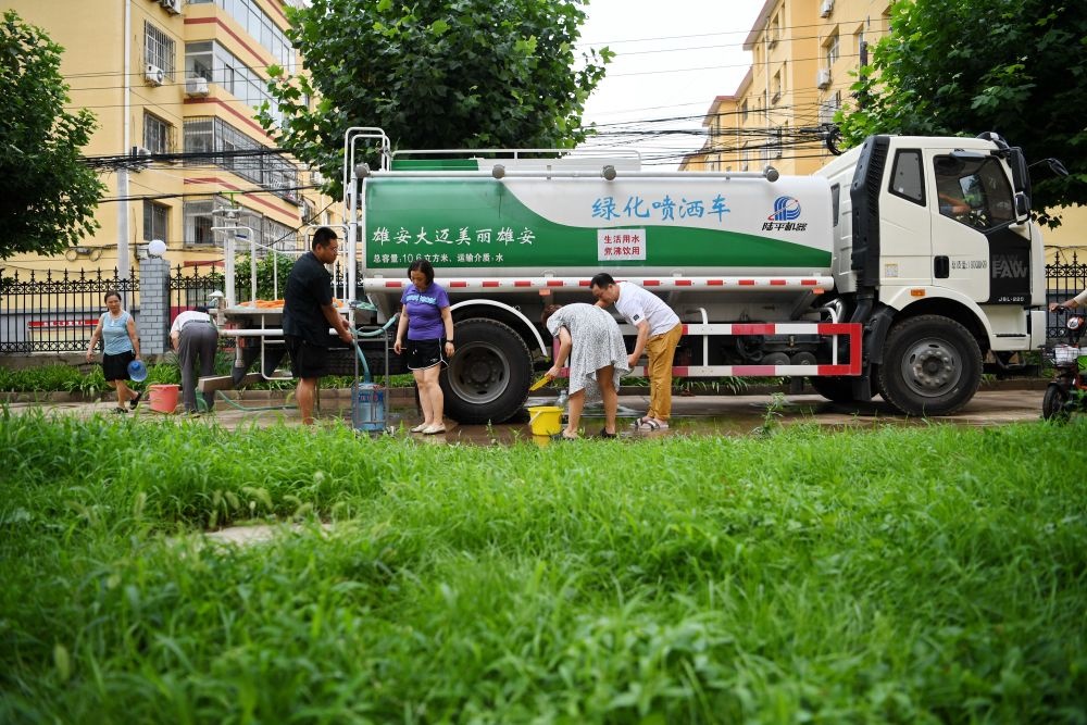 河北省涿州市新星小區(qū)居民從供水車里接水（8月4日攝）。新華社記者 牟宇 攝
