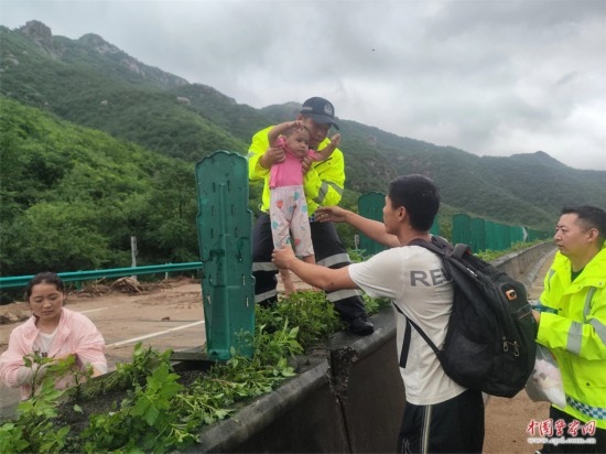 7月31日，張涿高速，高速交警涿鹿大隊民警救助洪水被困群眾。