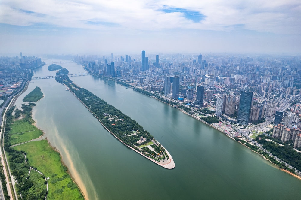 這是6月9日拍攝的長(zhǎng)沙橘子洲景區(qū)（無人機(jī)照片）。新華社記者 陳思汗 攝