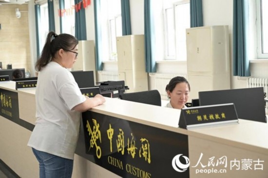 代理報關(guān)企業(yè)正在滿洲里車站海關(guān)綜合服務(wù)大廳辦理業(yè)務(wù)。人民網(wǎng) 寇雅楠攝