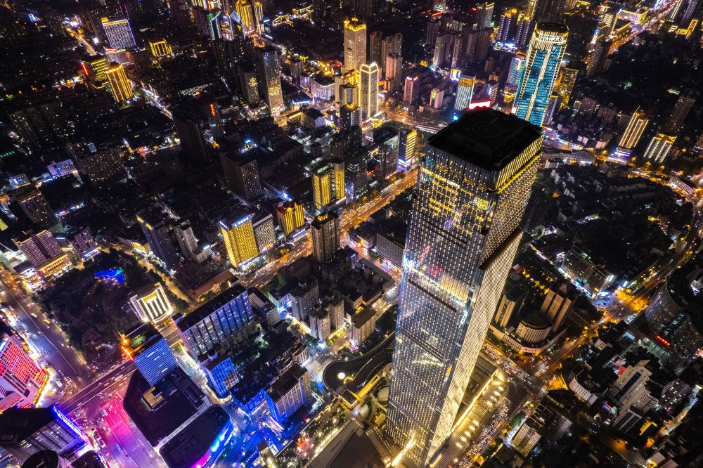 這是6月7日夜間拍攝的長(zhǎng)沙城區(qū)景色（無人機(jī)照片）。新華社記者 陳思汗 攝