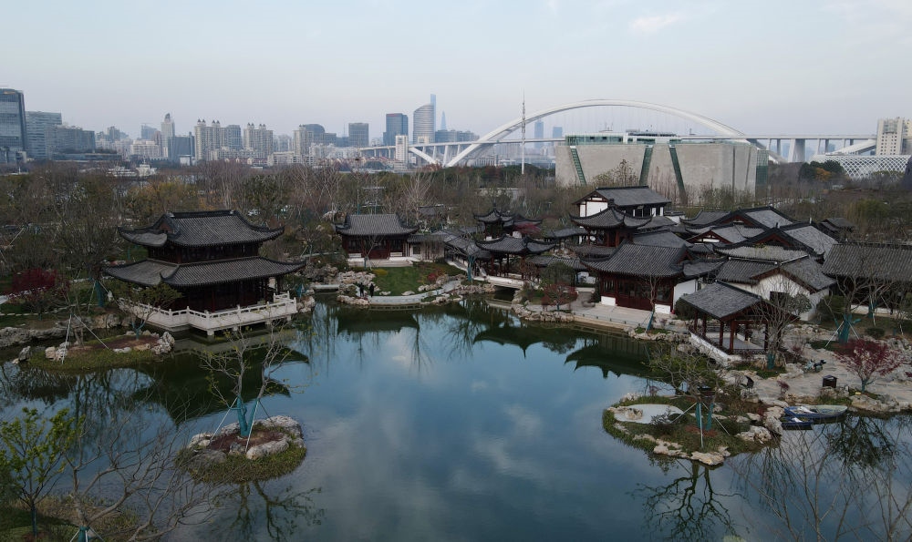 俯瞰位于浦東新區(qū)的上海世博文化公園“申園”中式園林（2021年12月20日攝，無人機照片）。新華社記者 方喆 攝