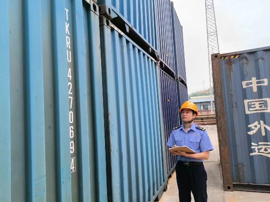 鐵路貨運(yùn)員在檢查集裝箱箱體情況、記錄箱號(hào)。中國(guó)鐵路廣州局集團(tuán)有限公司供圖