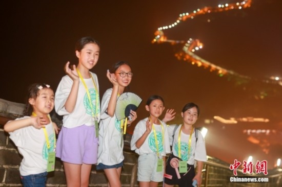 8月9日晚，2023海外華裔青少年夏季研學(xué)營(yíng)的學(xué)員們夜游八達(dá)嶺長(zhǎng)城。圖為學(xué)員們?cè)陂L(zhǎng)城上拍照。<a target='_blank' href='/'><p align=