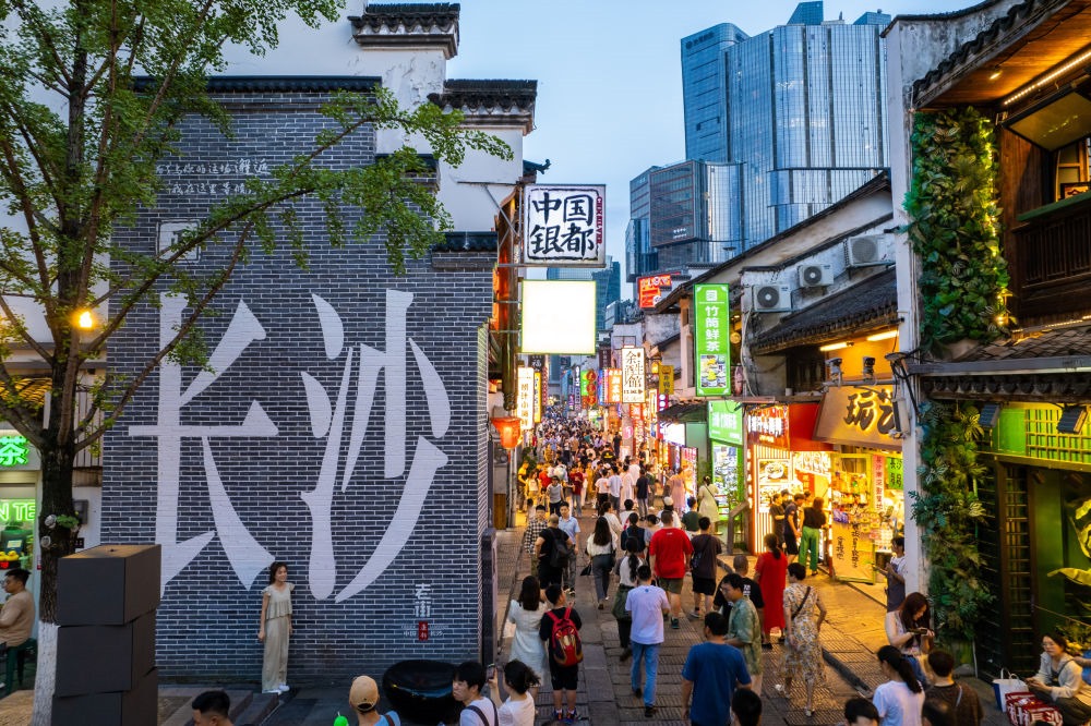 游客在長(zhǎng)沙市天心區(qū)太平老街打卡、游玩（無人機(jī)照片，6月7日攝）。新華社記者 陳思汗 攝